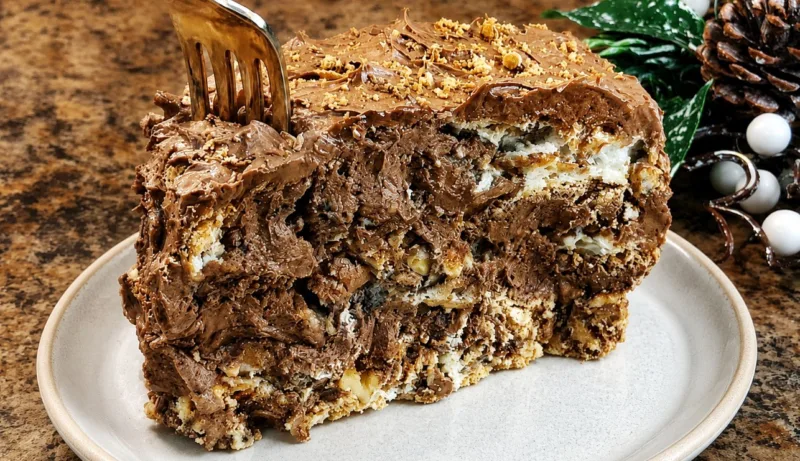 Merengų tortas su šokoladiniu kremu — pagrindas iš 10 trynių, kremas aksominis kaip konditerijoje