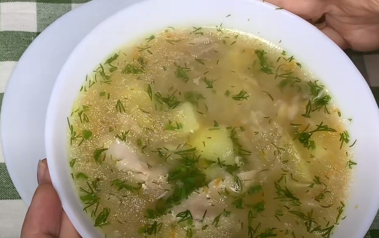 Lenkiška kruopinė sriuba (krupnik) su vištiena