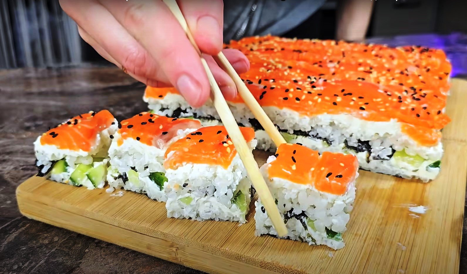 Sushi‑tortas „Filadelfija“ – sluoksniuotas variantas su lašiša ir kreminiu sūriu