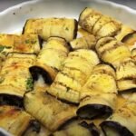 Sūrio ir česnako baklažanų vyniotinis — paprastas užkandis