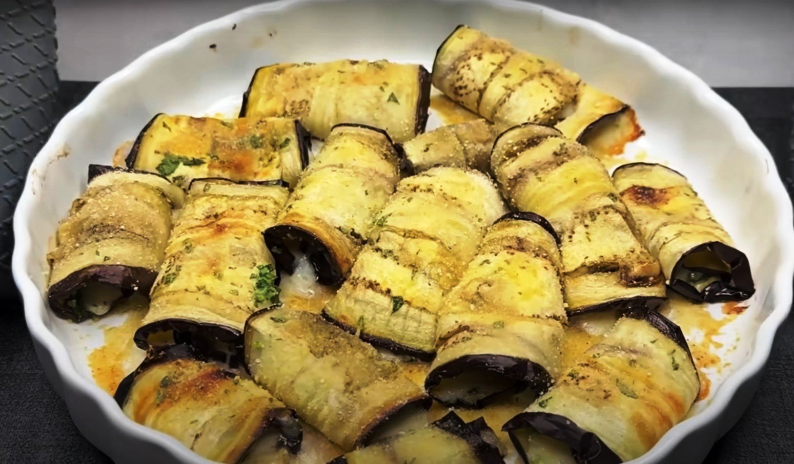 Sūrio ir česnako baklažanų vyniotinis — paprastas užkandis