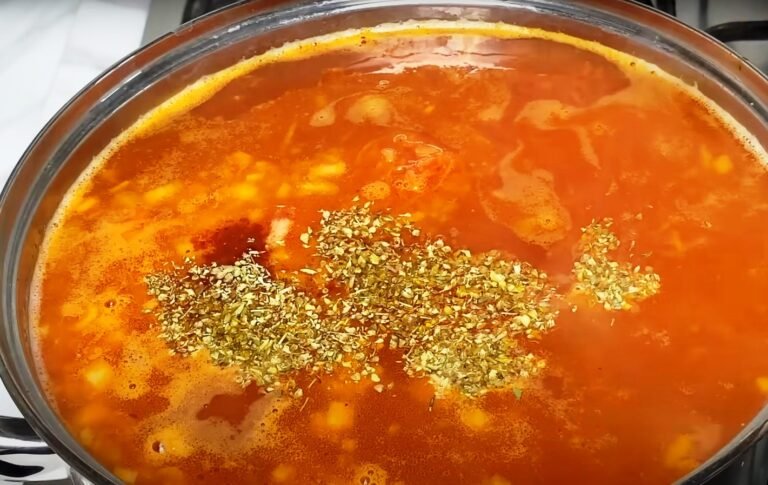 Fasolada — tradicinė graikiška pupelių sriuba iš paprastų ingredientų