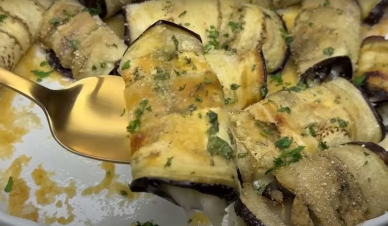 Sūrio ir česnako baklažanų vyniotinis — paprastas užkandis