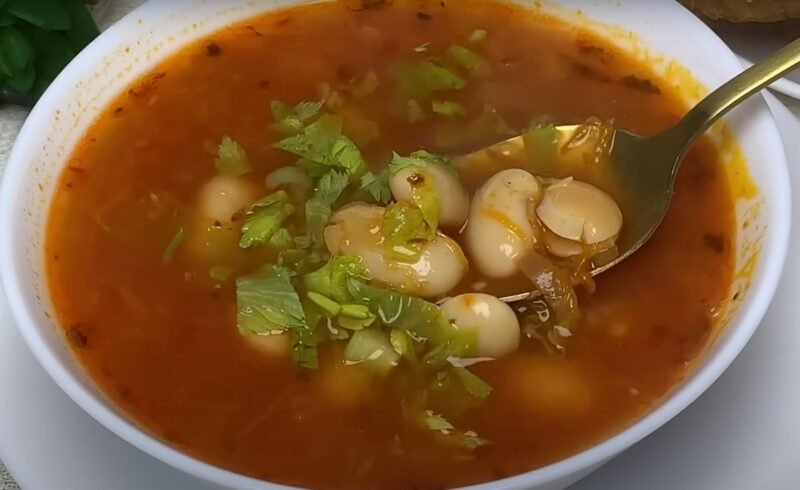 Fasolada — tradicinė graikiška pupelių sriuba iš paprastų ingredientų