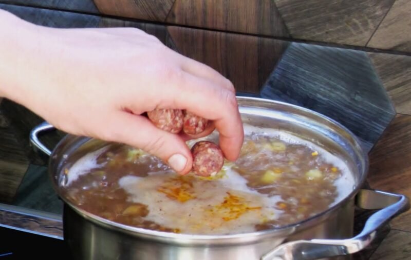 Skanu ir greita: grikių sriuba su mėsos kukuliais per 30 minučių — kaip išvirti 4 l sotios sriubos