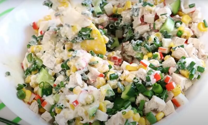 Salotos „Vasaros džiaugsmas“ — gaivus 10 minučių receptas: netikėtas pažįstamų ingredientų derinys