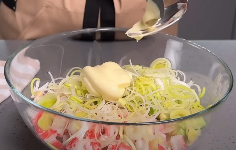 Salotos „Naujiena“ su krabų lazdelėmis — 4 ingredientai, be virimo
