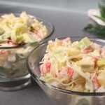 Salotos „Naujiena“ su krabų lazdelėmis — 4 ingredientai, be virimo