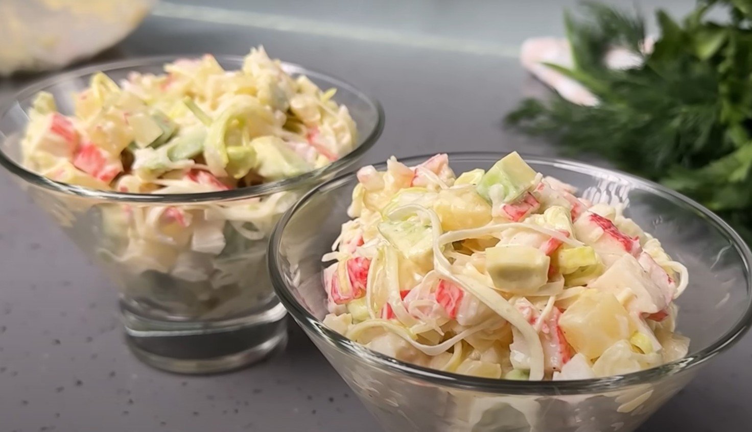 Salotos „Naujiena“ su krabų lazdelėmis — 4 ingredientai, be virimo