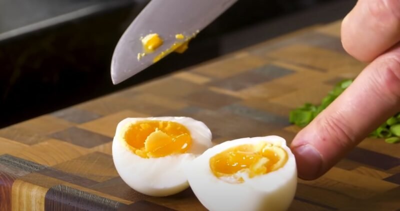 Ramenas su greitaisiais makaronais, sojų padažu ir šaldytuvo priedais