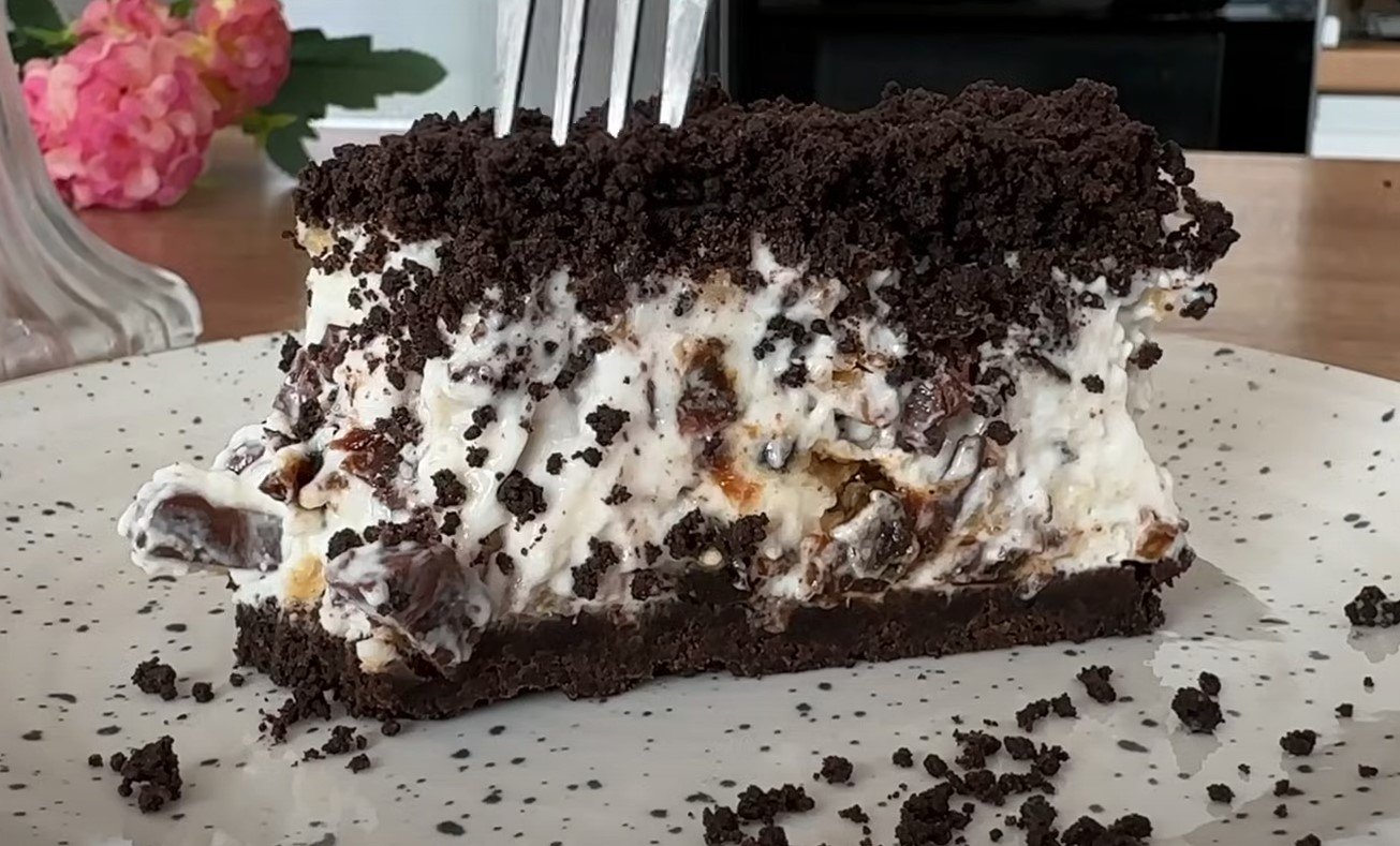 Oreo tortas su „Plombir“ trupiniais — desertas be kepimo per 5 min.