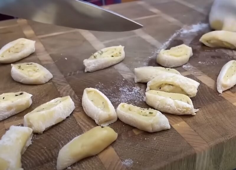 Vištienos sultinio sriuba su česnakinėmis galuškomis