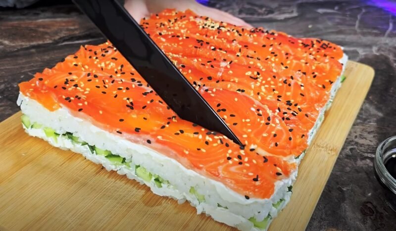 Sushi‑tortas „Filadelfija“ – sluoksniuotas variantas su lašiša ir kreminiu sūriu