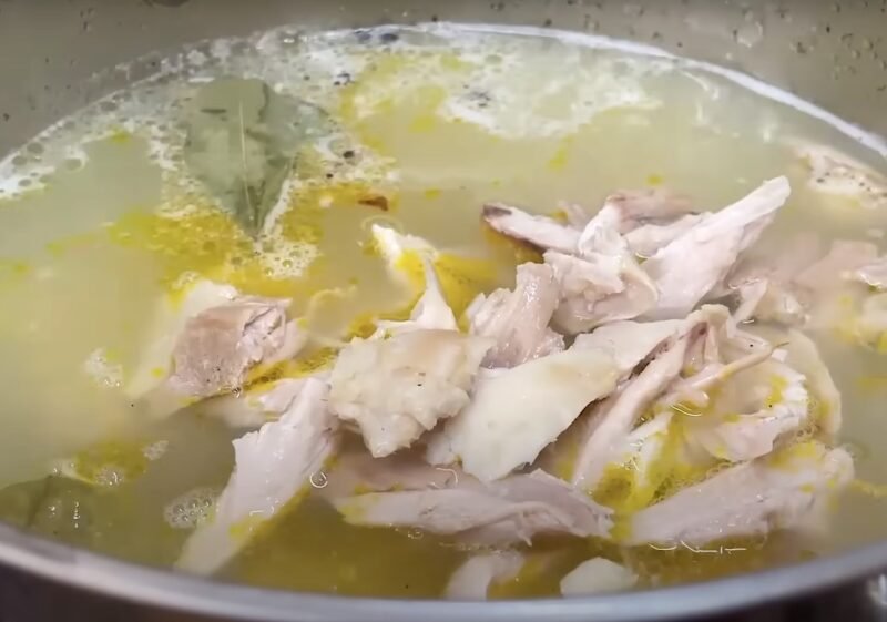 Vištienos sultinio sriuba su česnakinėmis galuškomis