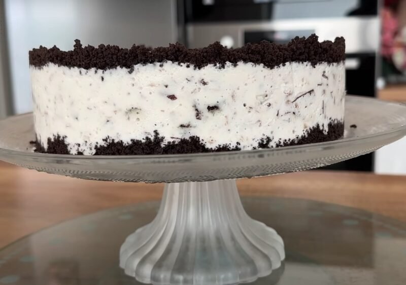 Oreo tortas su „Plombir“ trupiniais — desertas be kepimo per 5 min.