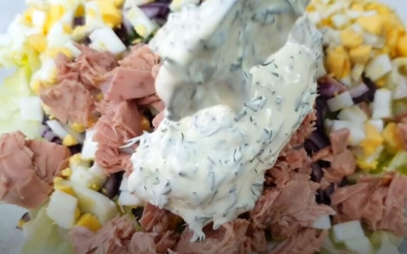 Salotos „Kapitonės meilužė“ – lengva vakarienė iš paprastų produktų, neapsunkinanti figūros