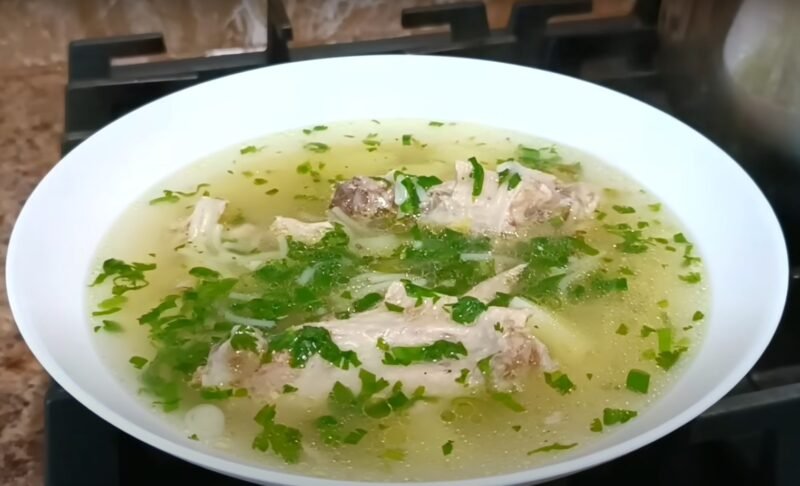 Vasarinė vištienos sriuba su vermišeliais — lengva ir aromatinga