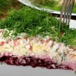 Sluoksniuotos salotos „Flamingo“ su burokėliais ir krabų lazdelėmis — paprastas nebrangus šventinis patiekalas