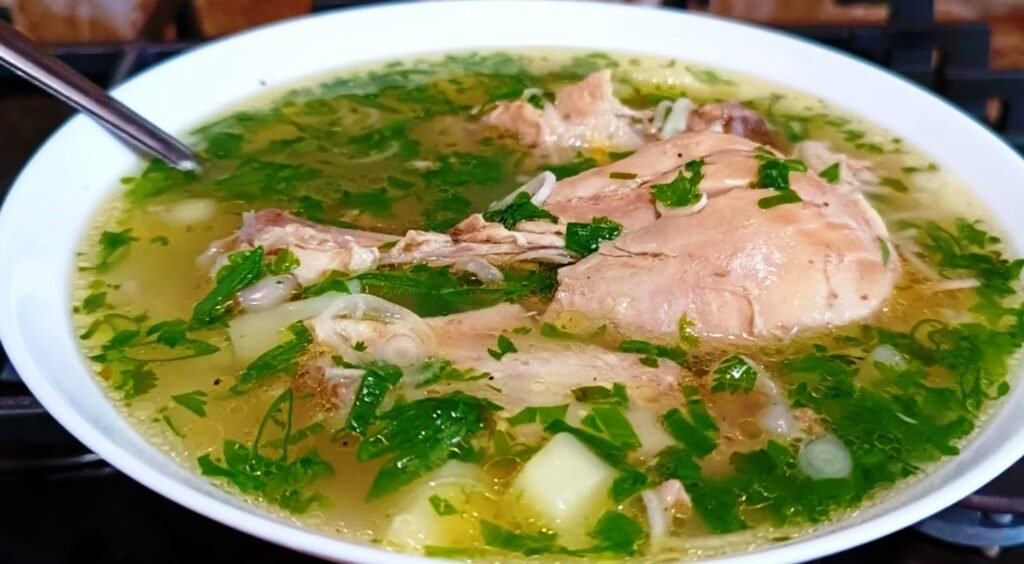 Vasarinė vištienos sriuba su vermišeliais — lengva ir aromatinga