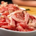 Salotos „Rožinis flamingas“ su vištiena, kumpiu ir pomidorais