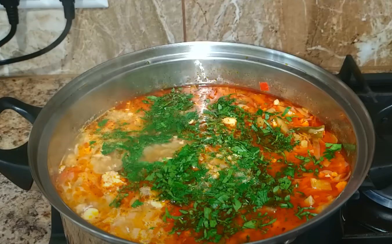 Aromatinga greita sriuba su faršu ir kopūstais