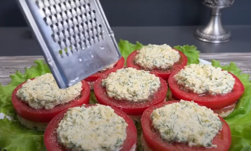 Pomidorai su sūrio įdaru — paprastas užkandis per 15 minučių, kuris sužavės svečius