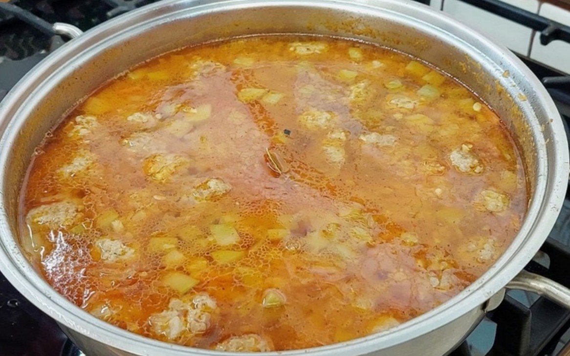 Greita lęšių sriuba su kiaulienos frikadelėmis