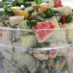 Salotos „Vasaros džiaugsmas“ — gaivus 10 minučių receptas: netikėtas pažįstamų ingredientų derinys
