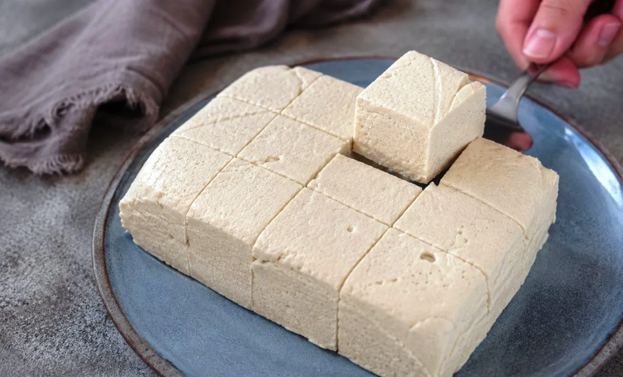Pamiršau apie kaloringus tortus: gaminu desertą kaip zefyrą, bet be cukraus — skanėstas iš 2 ingredientų