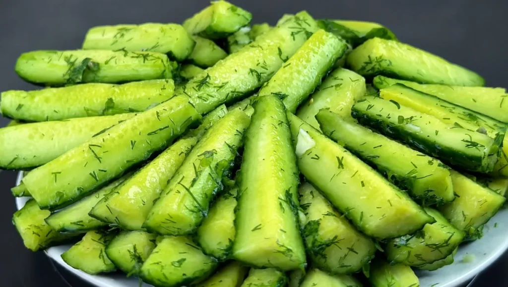 Nereikia laukti savaitės: traškūs agurkai su krapais citrininiame marinate per 3 val.
