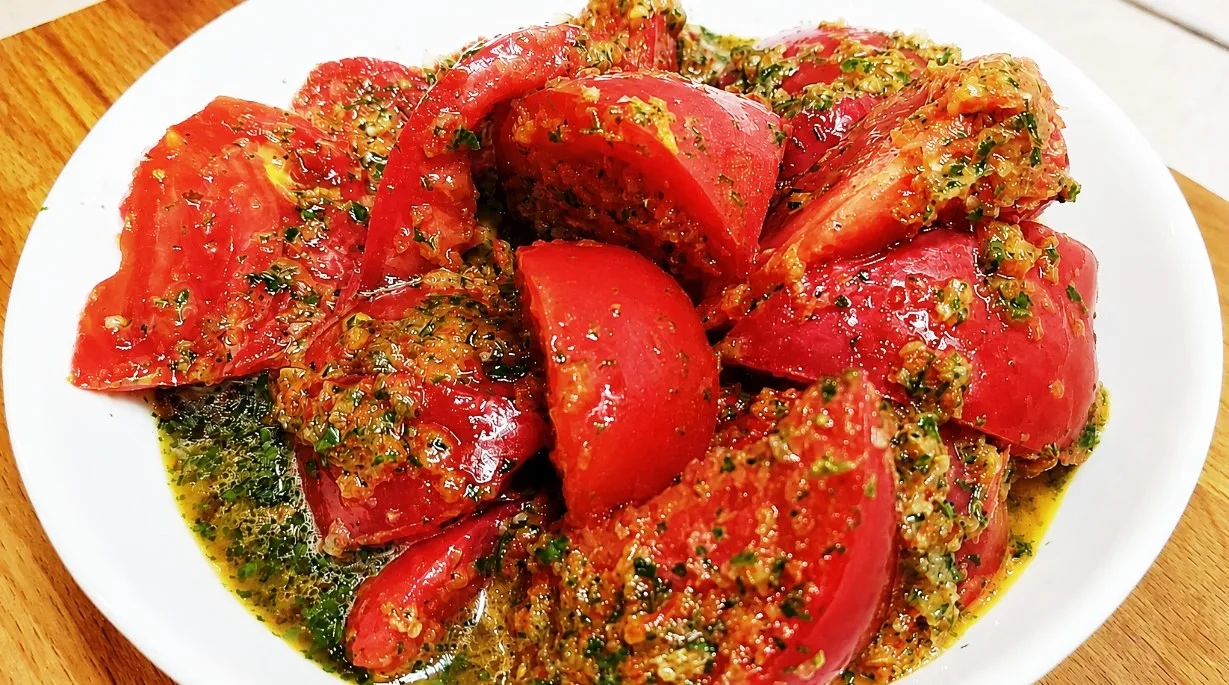 Vasarinė pomidorų užkandėlė be vargo — marinavimas 2 val., sultingi ir aromatingi pomidorai