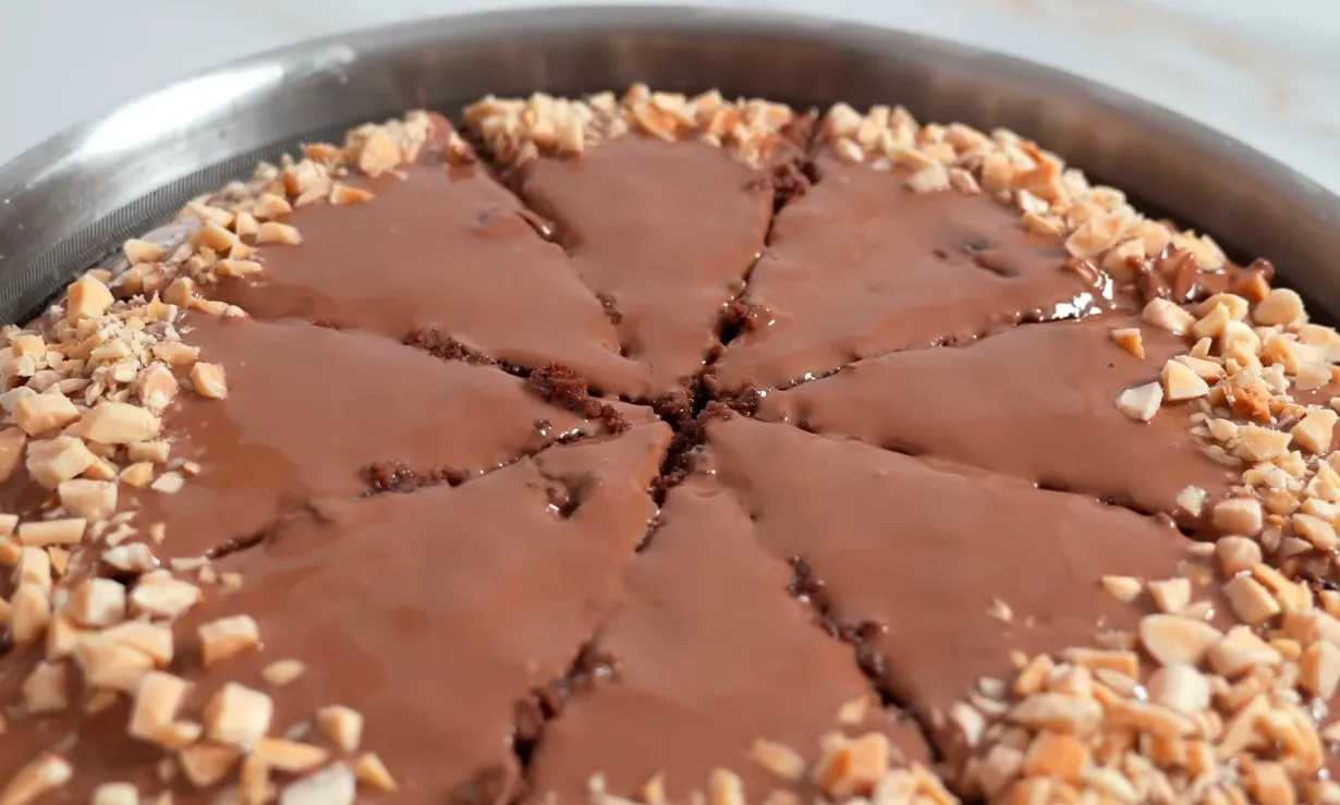 Šokoladinis pyragas keptuvėje per 15 minučių — be orkaitės, kaip tortas, tik paprasčiau