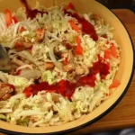 Salotos „šaurma lėkštėje“ su tuo pačiu padažu – minkšta vištiena apelsininiame marinade ir traškios daržovės