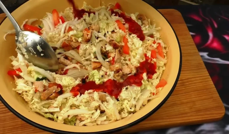 Salotos „šaurma lėkštėje“ su tuo pačiu padažu – minkšta vištiena apelsininiame marinade ir traškios daržovės
