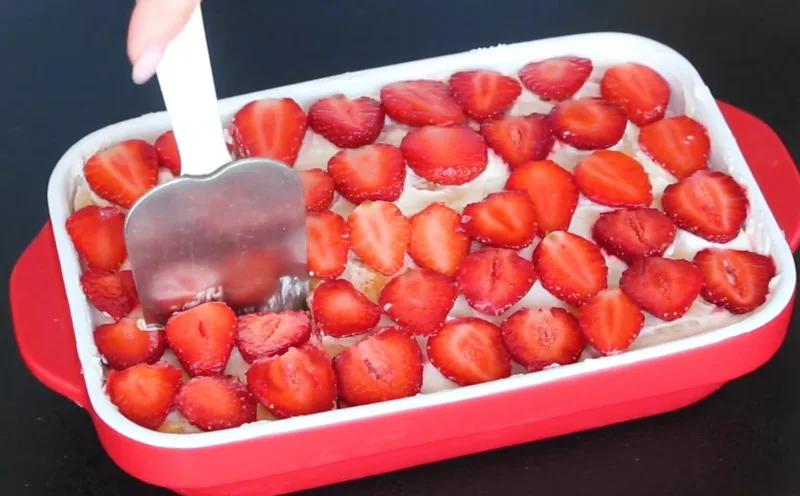 Braškių tortas be kepimo su grietine ir sausainiais — paruošimas per 15 minučių