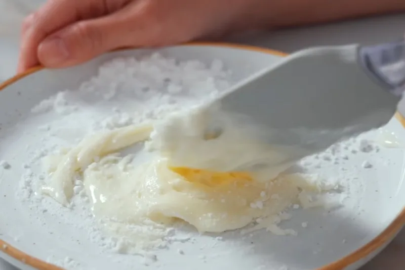 Tobulas 2 ingredientų glaistas: kondensuotas pienas ir cukraus pudra (Velykoms)