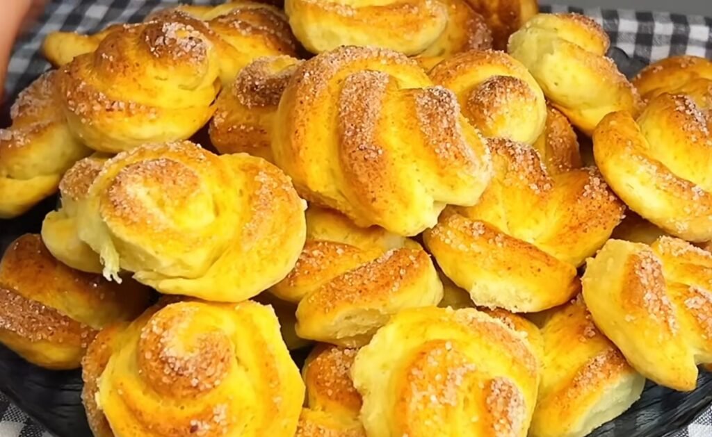 Varškės tešlos „rožytės“ – lengvas aromatingų sausainių receptas prie arbatos