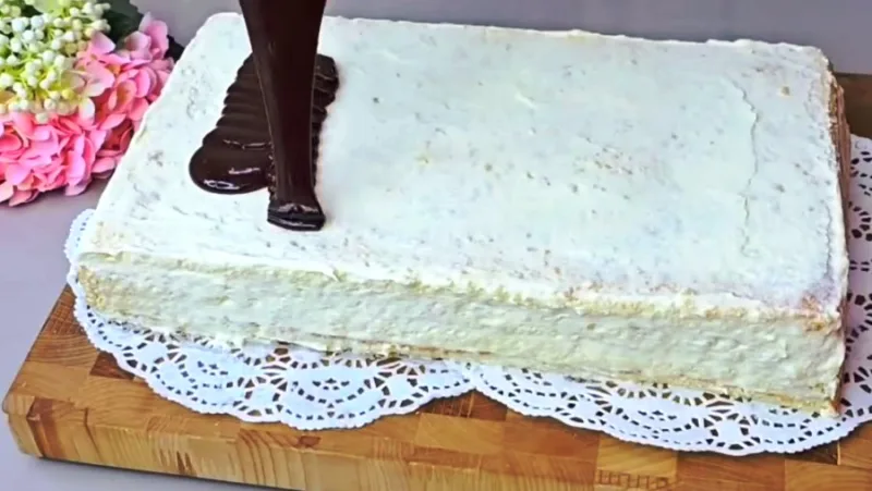 Greitas tortas su užpiltiniu kremu — kepu vieną lakštą ir pjaustau sluoksniais