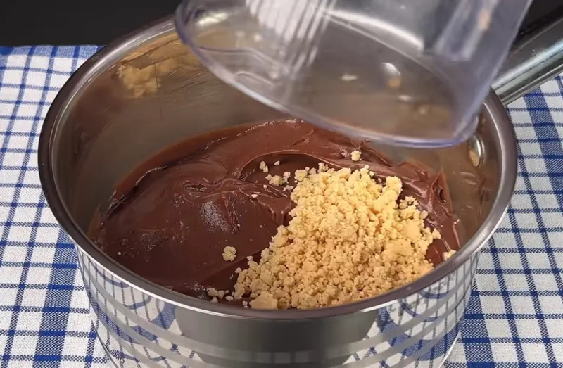 Naminė šokoladinė pasta — tinka tepti ant duonos, sausainių ir blynų