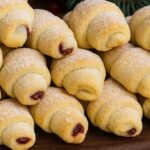Moldaviški vyšnių rogalai su grietine arba kiaulės riebalais