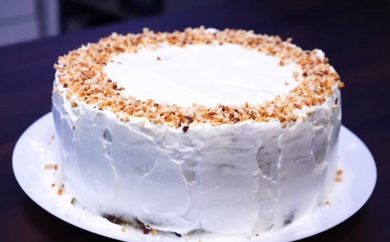 Medaus tortas „Medovikas“ su bananu ir vyšniomis — švelni ir gardi įdara