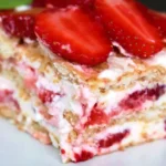 Braškių tortas be kepimo su grietine ir sausainiais — paruošimas per 15 minučių