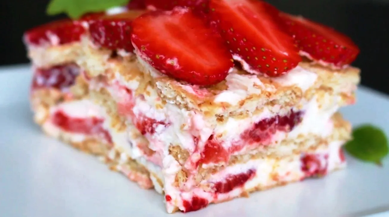 Braškių tortas be kepimo su grietine ir sausainiais — paruošimas per 15 minučių