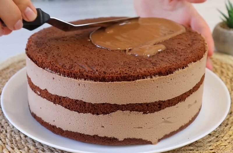 Tortas „Mars“ — šokoladinis biskvitas su karamele ir šokoladiniu musu