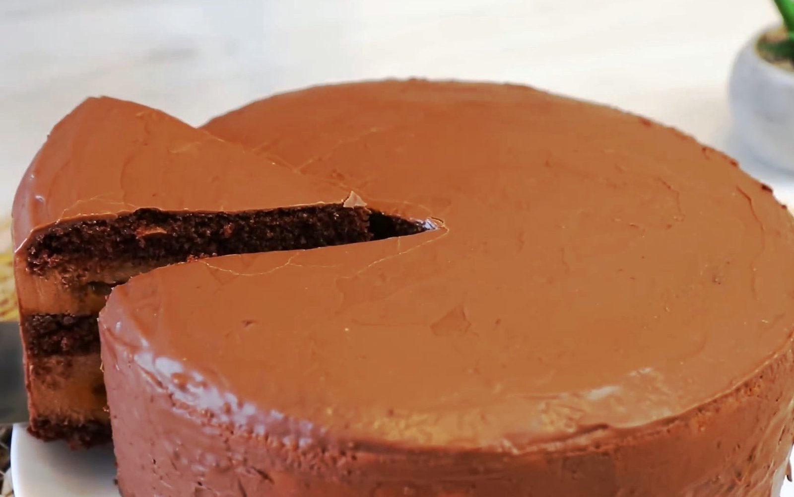 Tortas „Mars“ — šokoladinis biskvitas su karamele ir šokoladiniu musu