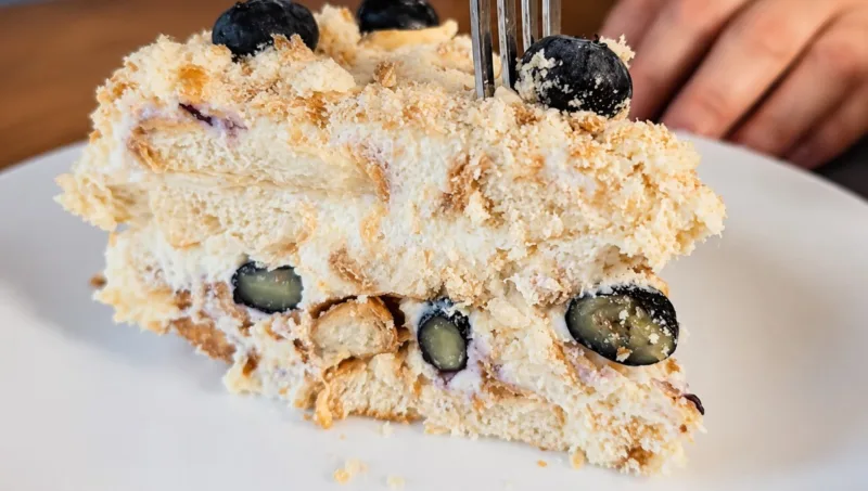 Tortas „Ušky“ iš sausainių su varškės kremu be orkaitės — primena švelnų sūrio pyragą