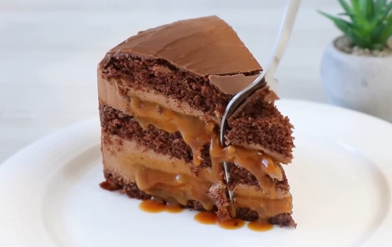 Tortas „Mars“ — šokoladinis biskvitas su karamele ir šokoladiniu musu