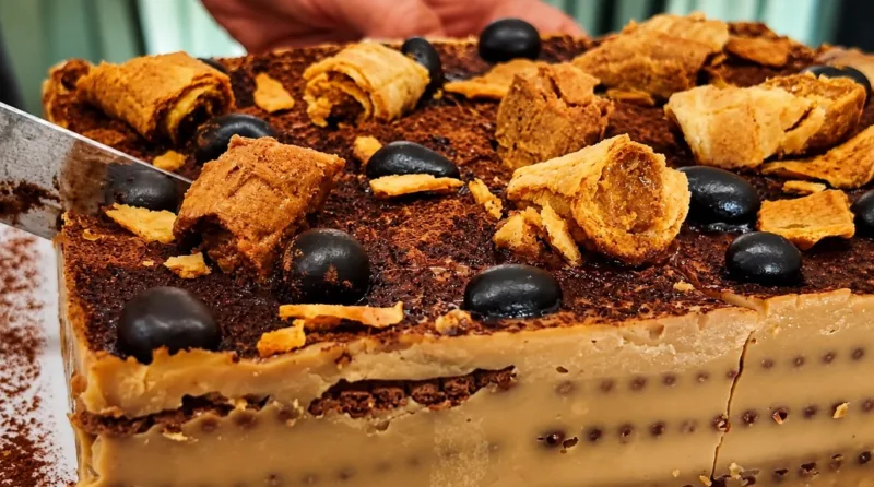Idealus desertas be kepimo: 1 pakelis sausainių, pienas ir šaukštelis kavos — per 2 valandas tortas paruoštas