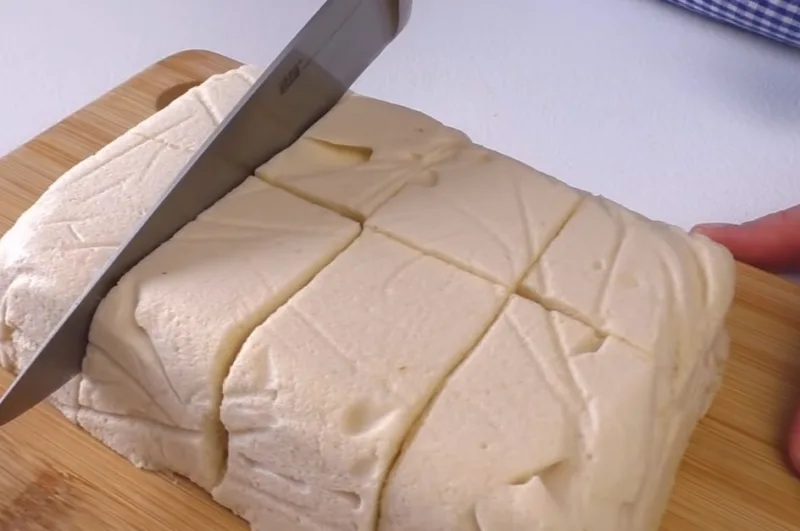 Pamiršau apie kaloringus tortus: gaminu desertą kaip zefyrą, bet be cukraus — skanėstas iš 2 ingredientų