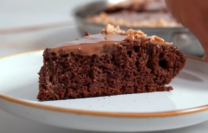 Šokoladinis pyragas keptuvėje per 15 minučių — be orkaitės, kaip tortas, tik paprasčiau